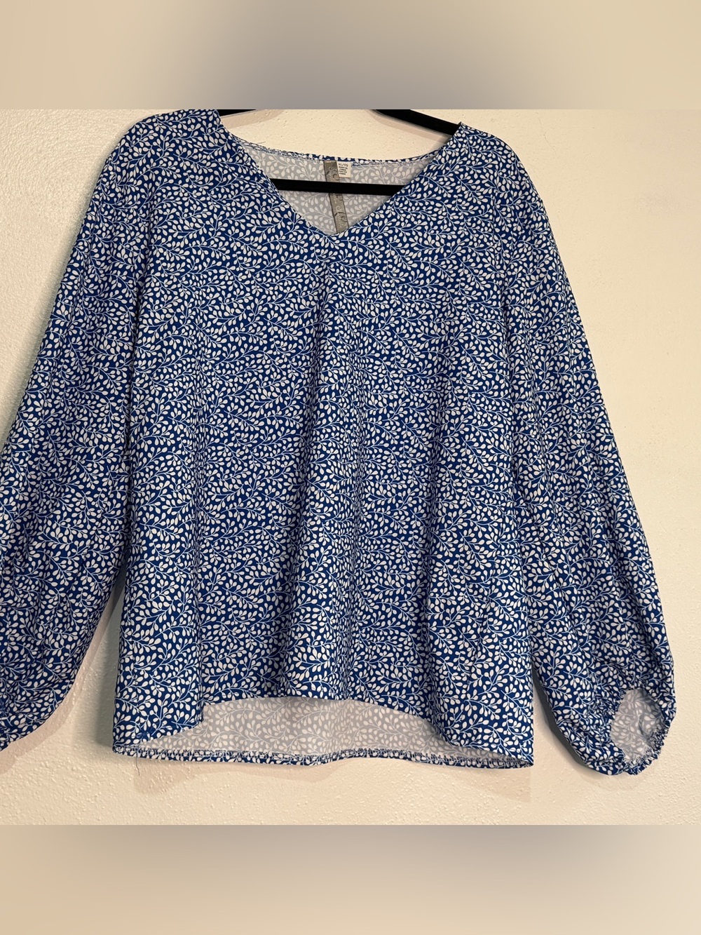 Charlie Charlie Charlotte Blue & White Floral Split-Neck Women's Blouse. Sz XL.